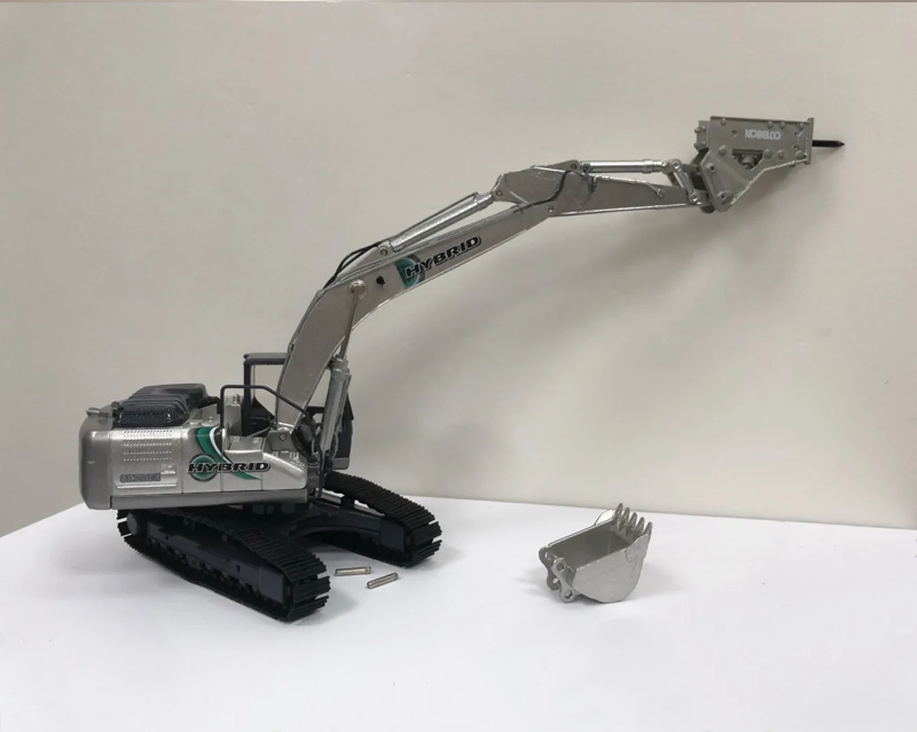 Гибридный экскаватор Motorart 1/50 KOBELCO SK200H-10 с отлитым под давлением молотковой дрелью