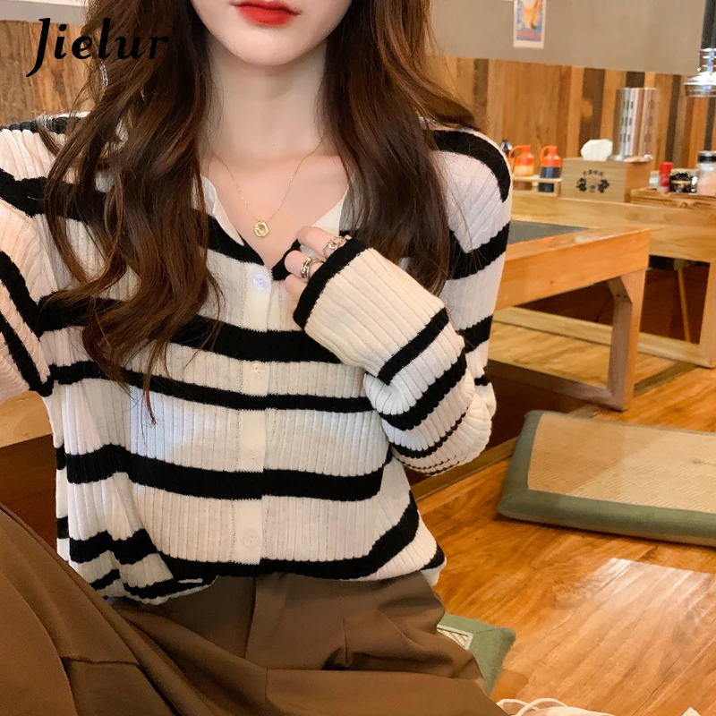 

Jielur осенний короткий женский свитер корейский очаровательный цвет черный абрикосовый полосатый женский кардиган шикарный тонкий трикотаж...