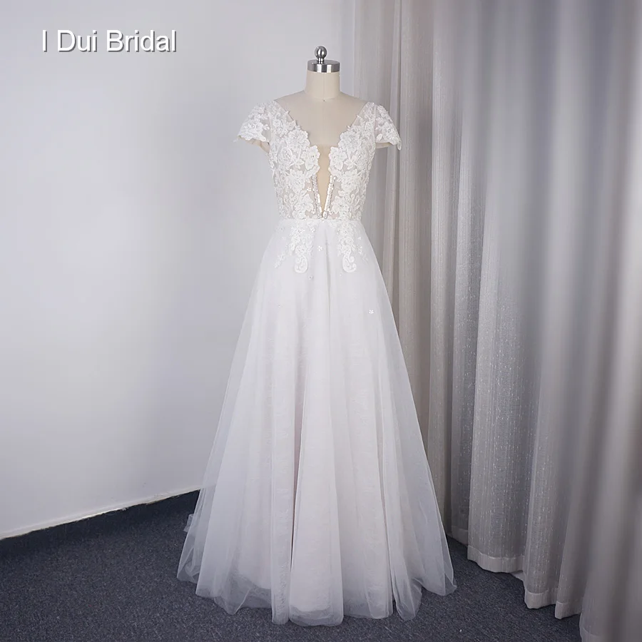 Фото Кружевное свадебное платье с рукавами крылышками глубоким v образным вырезом