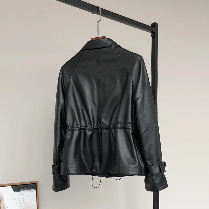 Женская Короткая кожаная куртка черная плиссированная из натуральной кожи с