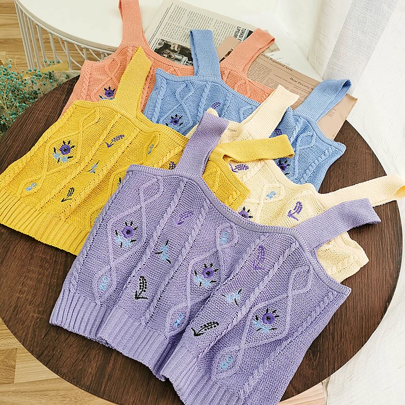 

Женский укороченный топ с цветочной вышивкой HELIAR, вязаный Топ с v-образным вырезом, облегающий эластичный укороченный топ на бретельках, мил...