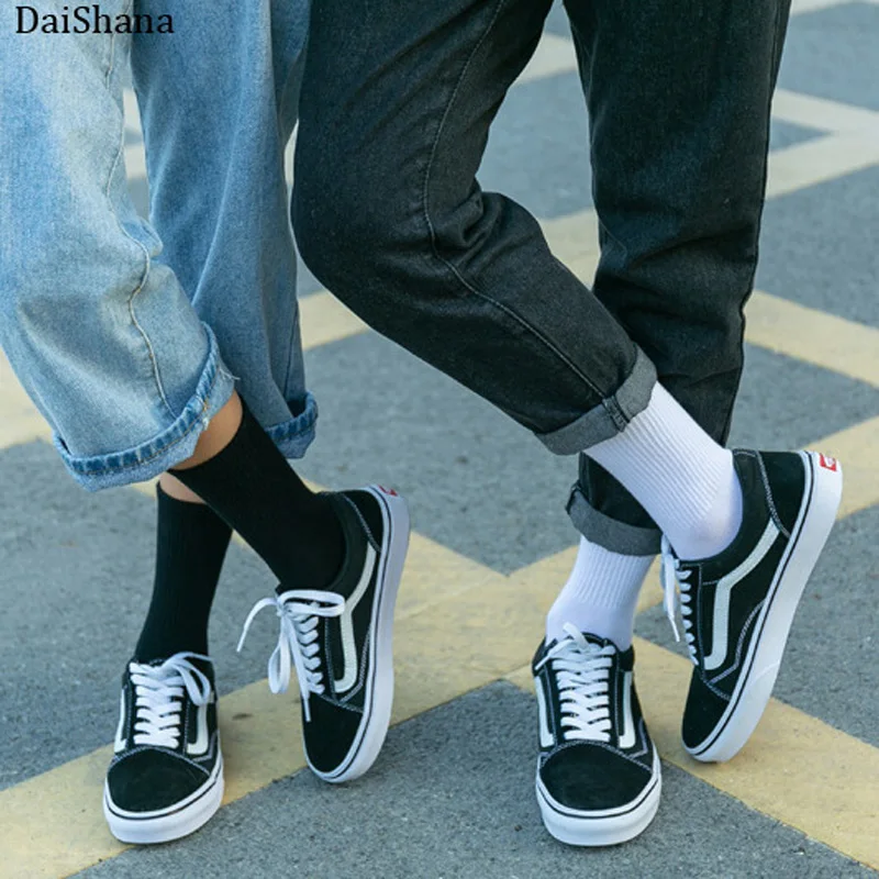 New Soild Colors Cotton Unisex Socks Personality Harajuku Black White Couples Skateboard Knitted Casual Sports Fashion Socks