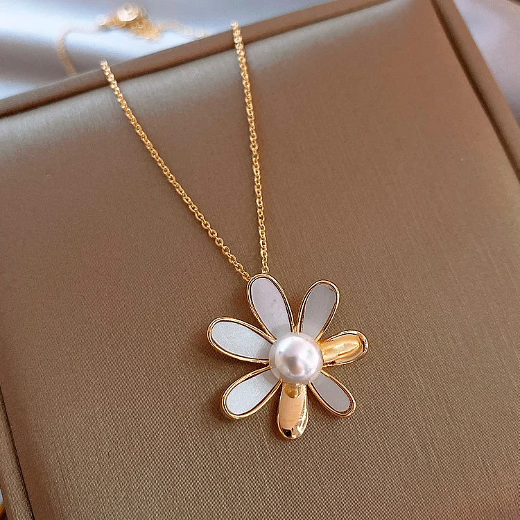 

Golden Daisy Pendant Necklace Simple Style Suitable for Women Jewelry European Trend Charm Wholesale
