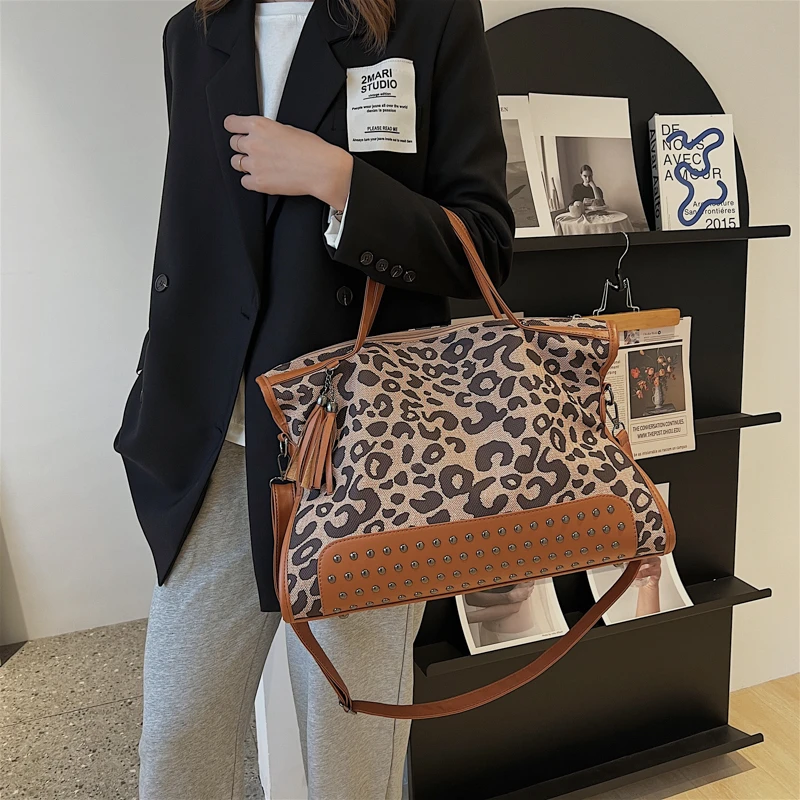 

Designer Rivet Totes Leopard Print Shoulder Bag Women's Fashion Tassel Crossbody Bag Luxury PU Large Capacity Handbag and Purse