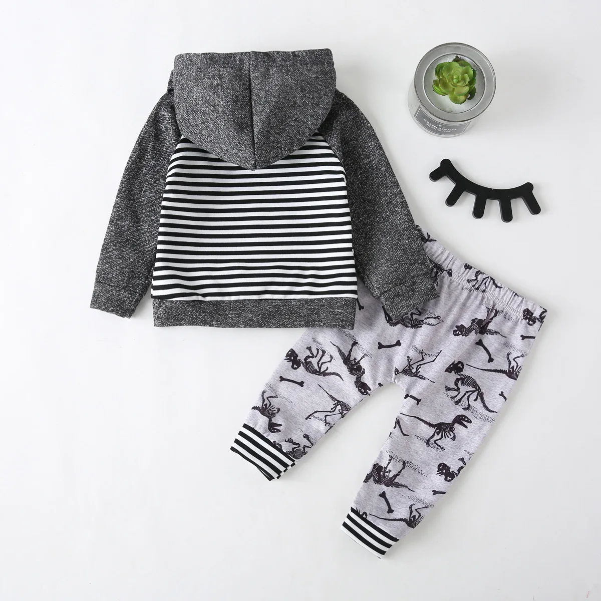 В 2020 году новые костюмы для мальчиков двухкомпонентный свитер с капюшоном и