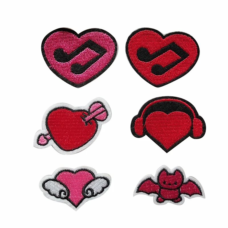 Красивое украшение в виде красного сердца термоклейкая нашивка с крыльями