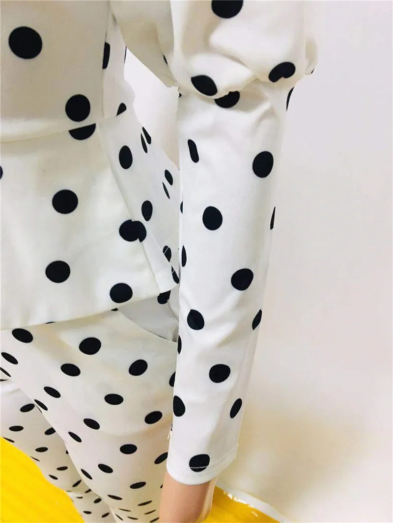 Женский офисный костюм из блейзера и брюк элегантный в горошек с отложным