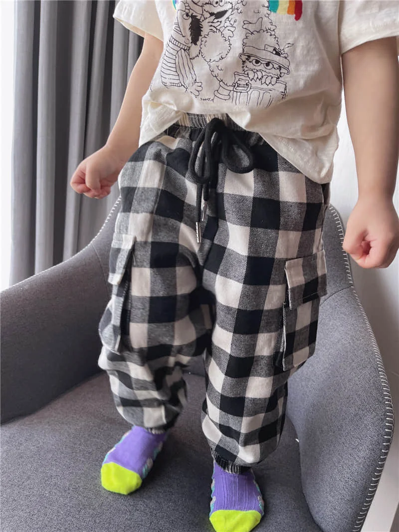 

2021 spring and summer parent child Pants Boys and girls middle and young children Korean style black and white plaid pants casu