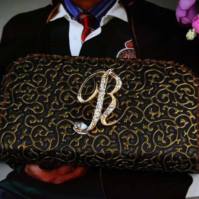 Популярная буква из цинкового сплава брошь для мужского костюма женщин модная