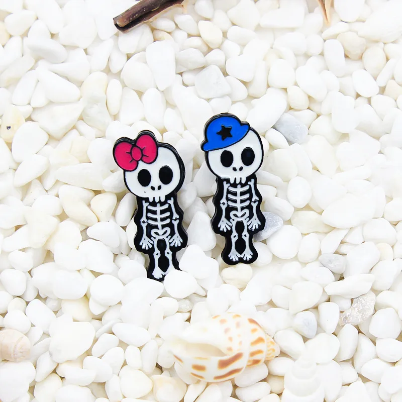 

1PCS Couple Skull Villain Brooch Boys and Girls Skull Brooch Personalized Design Skull Frame Brooch Creative Backpack Badge