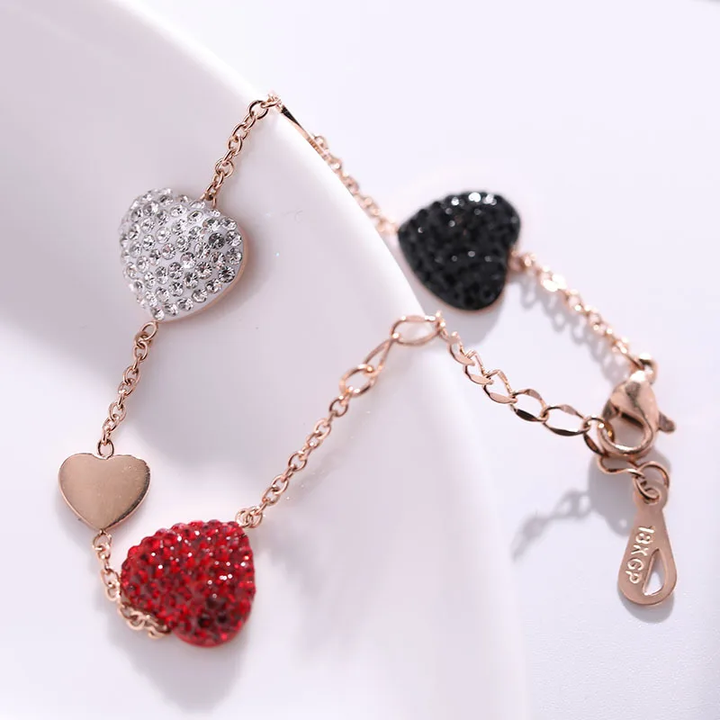 Женский браслет из розового золота с подвеской в форме сердца украшенный