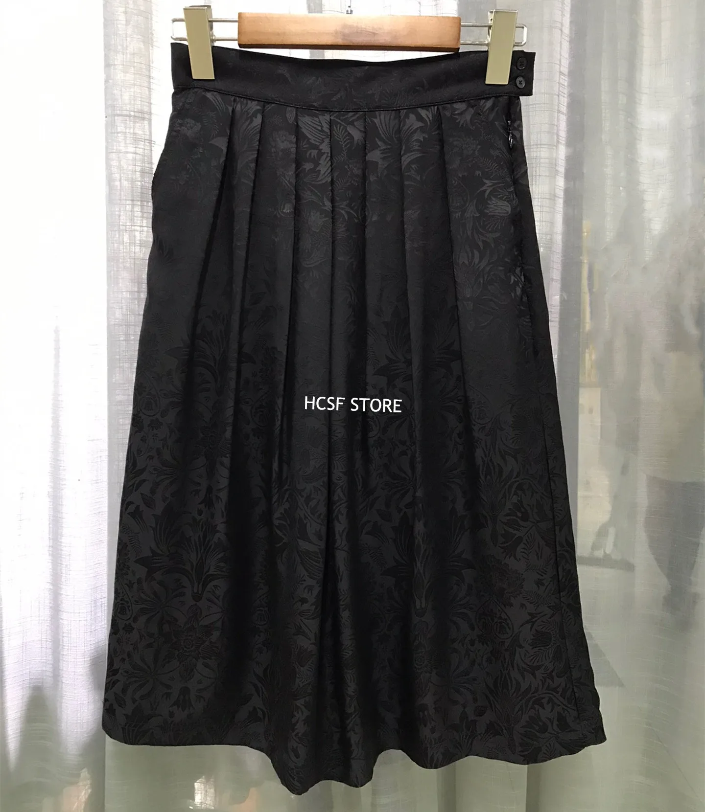 

Женская шелковая жаккардовая черная плиссированная юбка миди с эластичным поясом и боковыми пуговицами на молнии