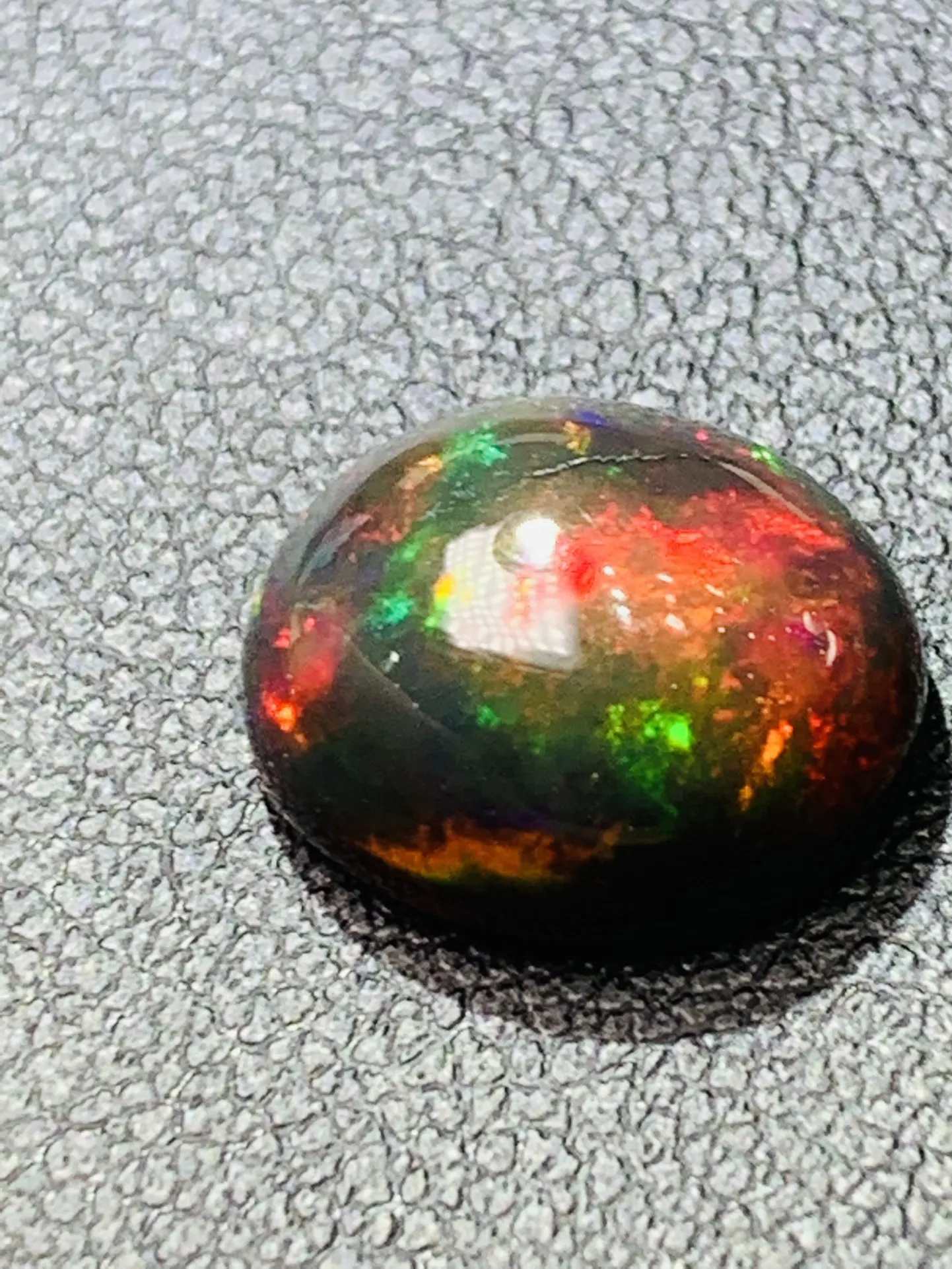 Pure natural opal 3-4 carats Can be inlaid with rings or pendants Colorful colors Round shape Bare stone accessories gem jewelry