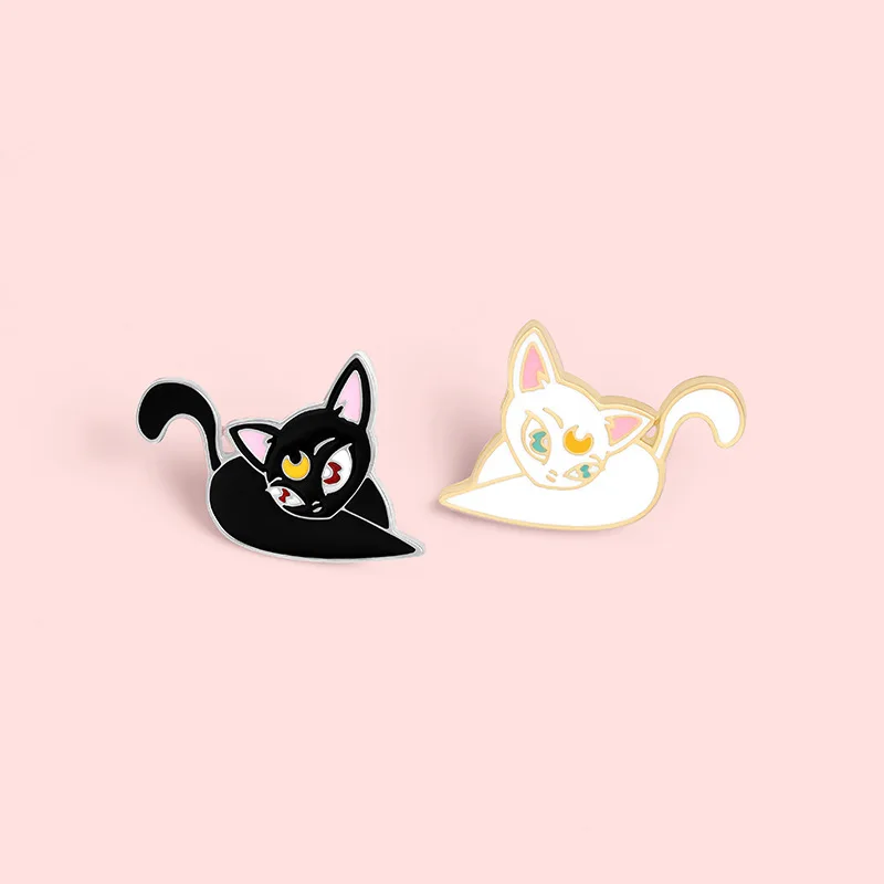 

Black and white couple cat shape pinsDIY collection to send a friend gift badge brooch