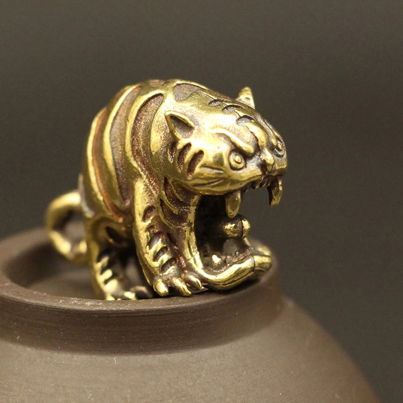 

Vintage Brass cute Tiger Statue Ornaments Retro Copper Pendants Car Key Chain