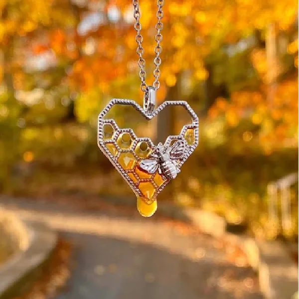 

New Hot Bee Honeycomb Heart-Shaped Honey Bee Necklace Animal Pendant Necklace For My Lover Jewelry Party Prom Gifts