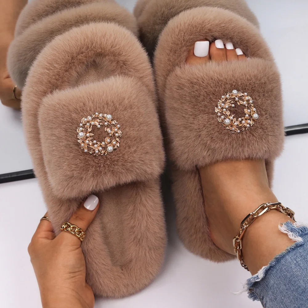 Women Fluffy Slides Faux Fur Flip Flops Pearl Wreath Indoor Slippers Designer Sandals Plush Slippers Luxury 2021 Winter Shoes