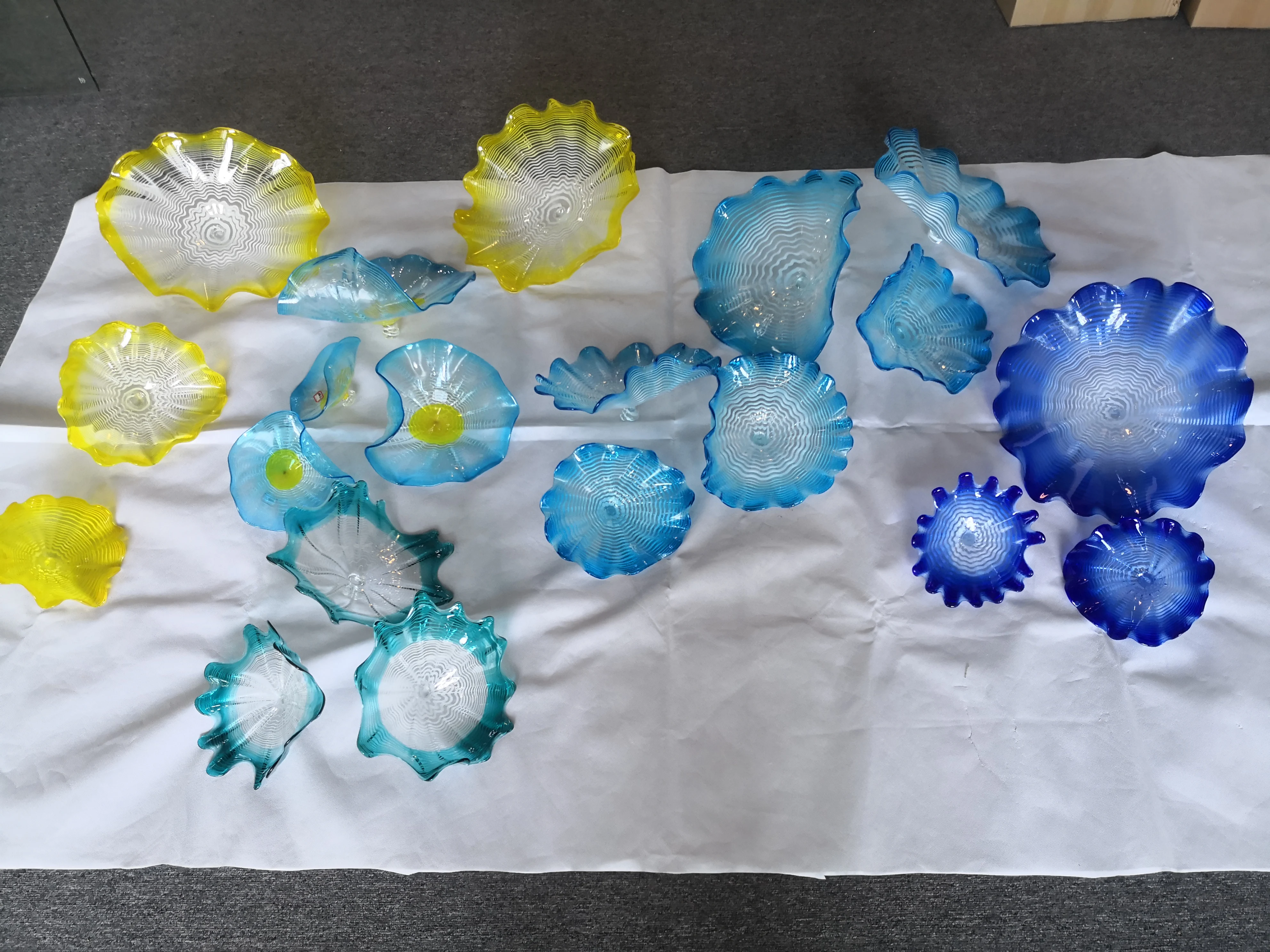 

Decorative Murano Flower Plates Wall Arts Blue Shade Yellow Shade Hand Blown Glass Hanging Plates with Scallop Edges