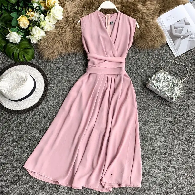 Женское облегающее платье без рукавов с v-образным вырезом и перекрестной