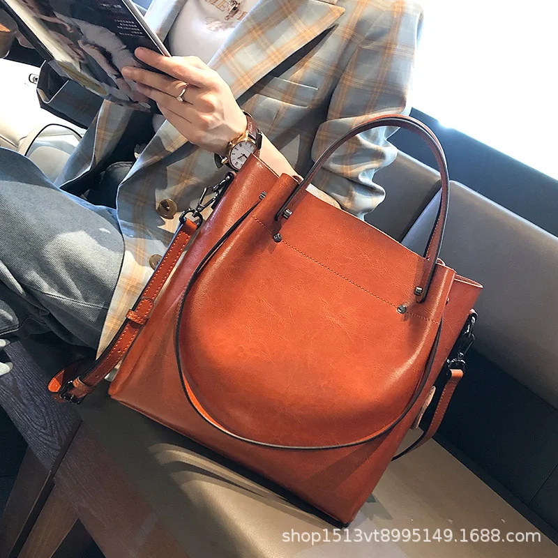 

2020 new fashion women's bag fashion atmosphere net red versatile autumn and winter leather hand-held messenger bag large bag