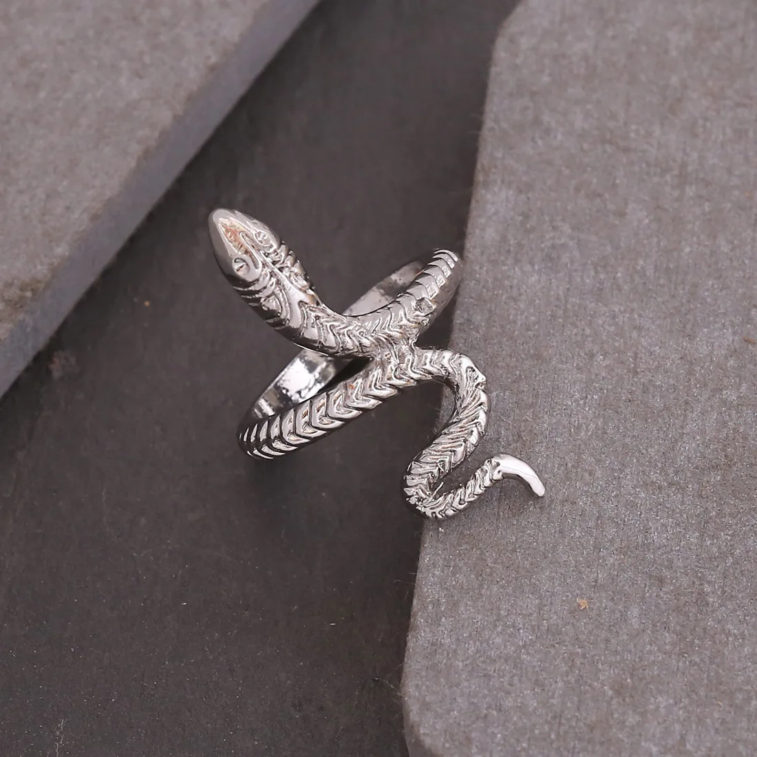 Мужское и женское кольцо со змеиным знаком зодиака регулируемое в стиле ретро |