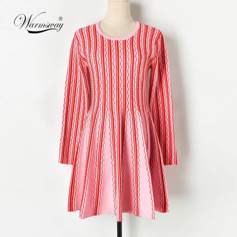 Осенне зимнее трикотажное платье с длинным рукавом и о вырезом геометрическим