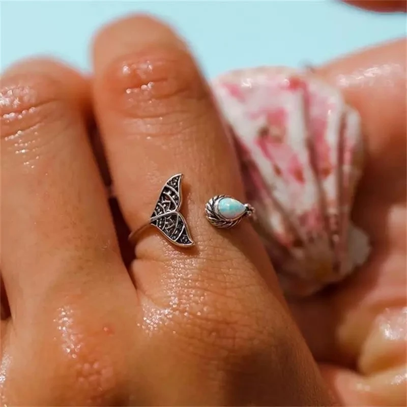

Creative Fishtail Shaped Inlaid Colored Stone Silver Color Temperament Rings Wedding Engagement Women Ring Party Jewelry