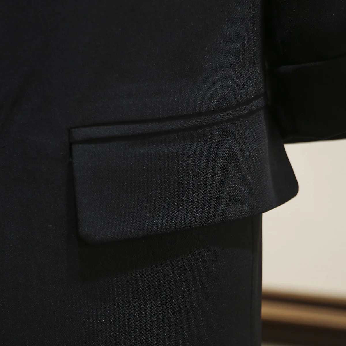 Женский пиджак с манжетами на рукавах весна 2020 однотонный тонкий деловой офисный