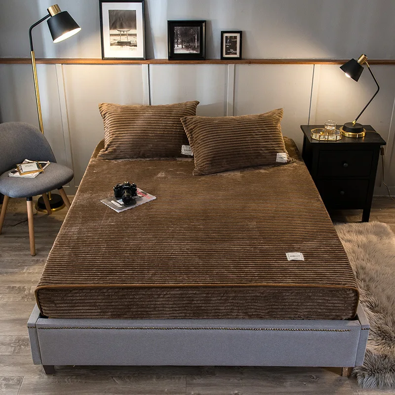 Фланелевая зимняя теплая натяжная простыня на резинке