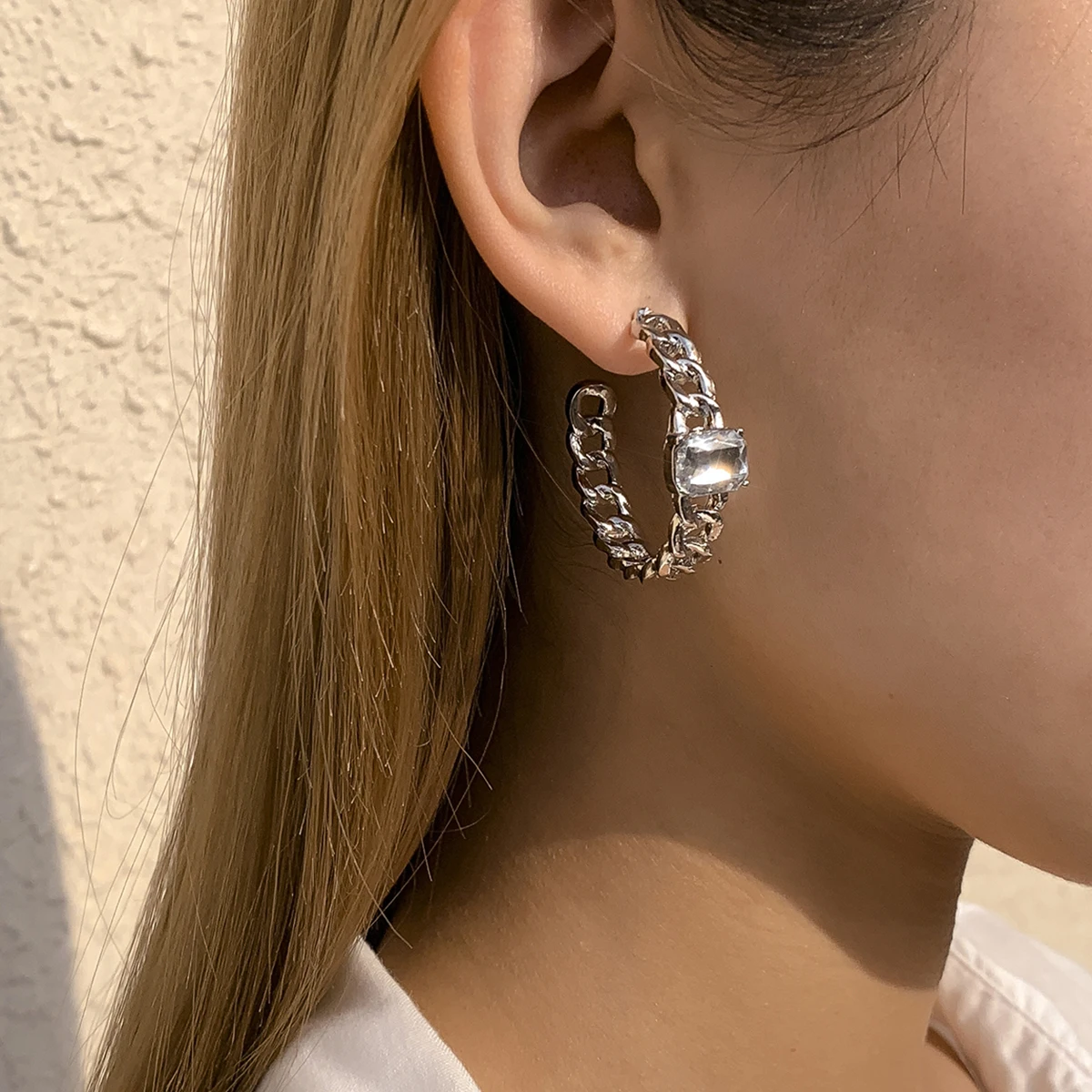 

Gorgeous Women CZ Rhinestone Hoop Earring Twisted Circle Earrings Lady Wedding Party Daily Wear Fashion Ear Jewelry Accessories