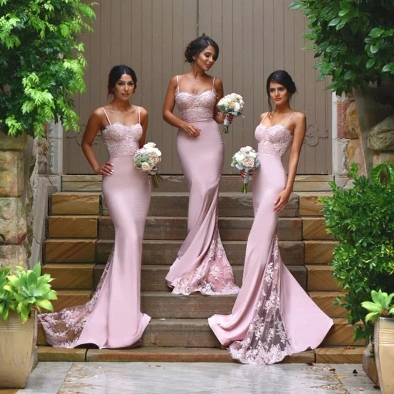Фото Длинное платье подружки невесты на тонких бретельках с аппликацией из бисера |
