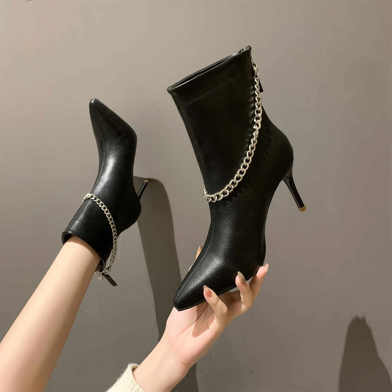 2021 new patent leather British style chain black pointed boots handsome motorcycle boots women Botas Zapatos Mujer