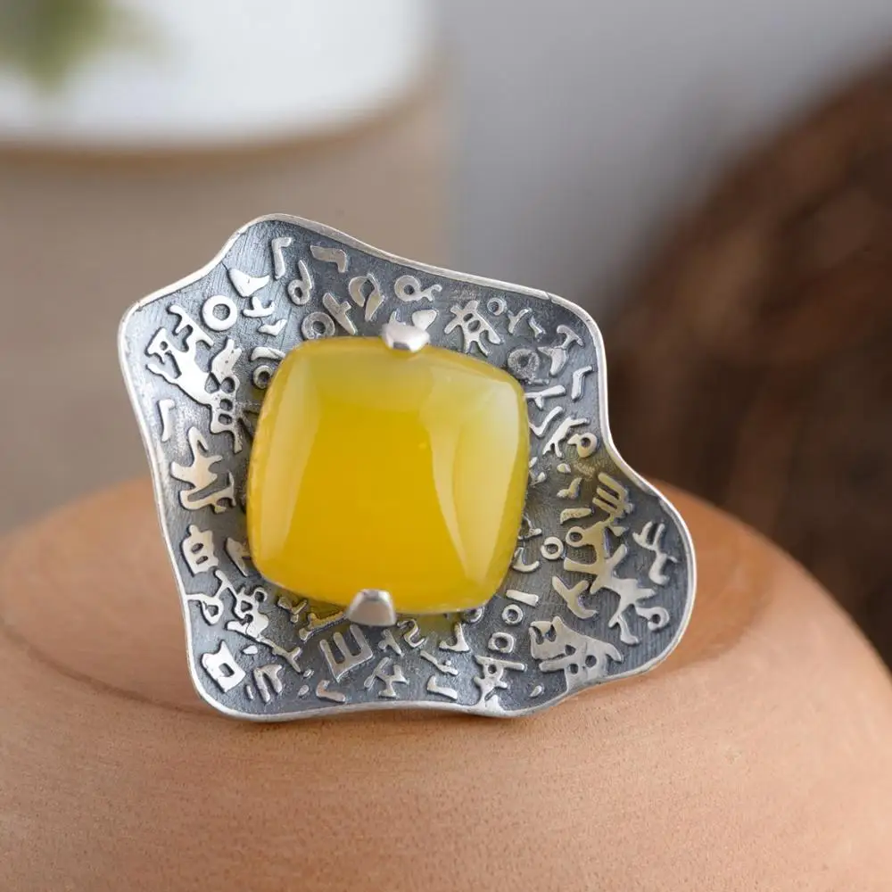 Кольцо женское из серебра 990 пробы регулируемый размер с желтым халцедоном |