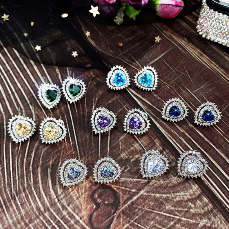 

Женские серьги-гвоздики в форме сердца с ярким цирконием