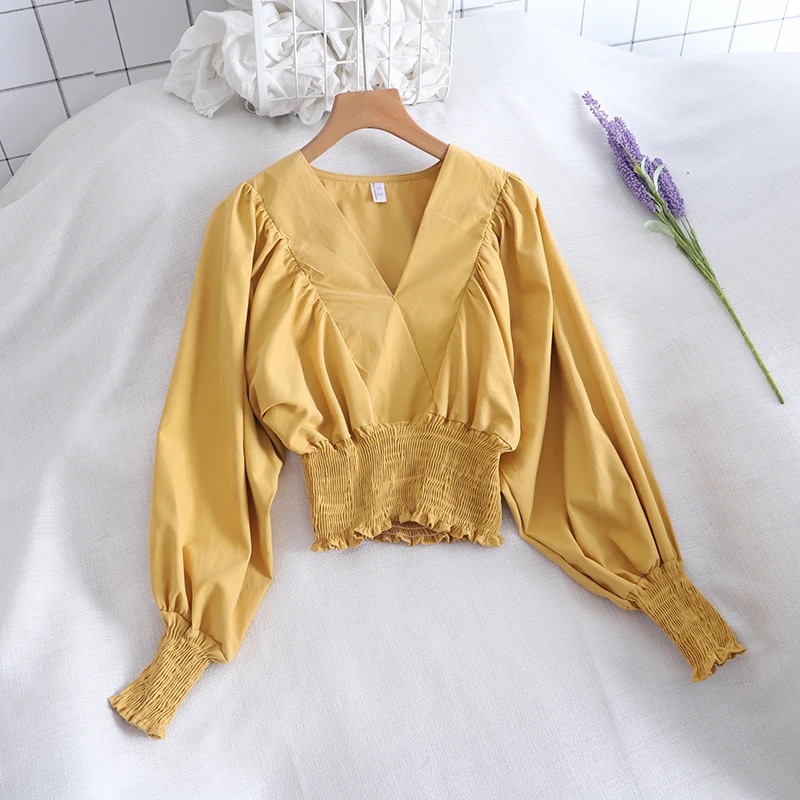 Женская блузка с рукавами фонариками белая укороченная желтая v образным вырезом