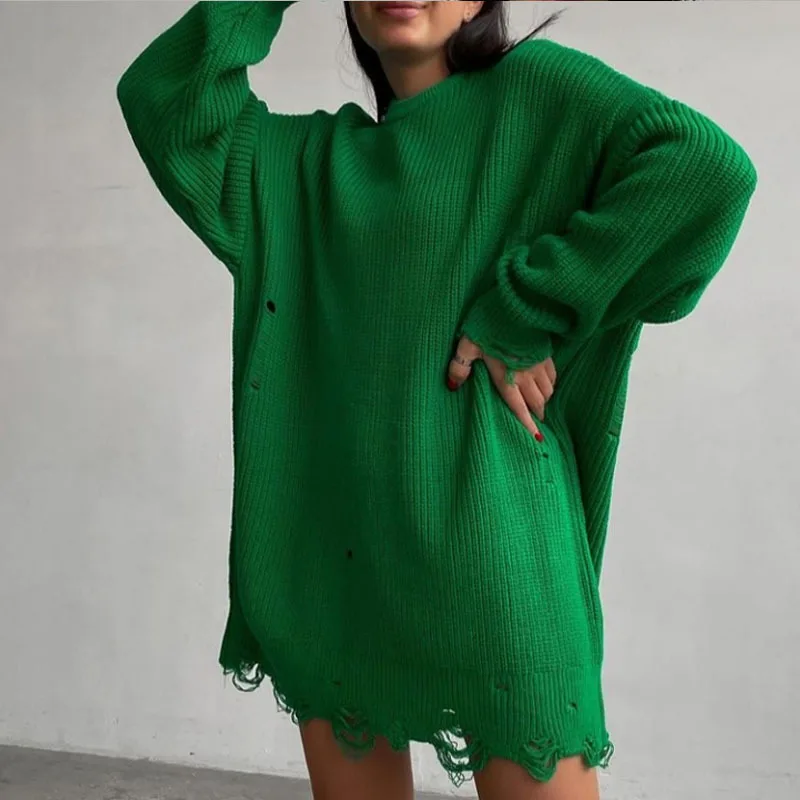 Фото Женское вязаное Платье-Свитер оверсайз однотонный пуловер с круглым вырезом и