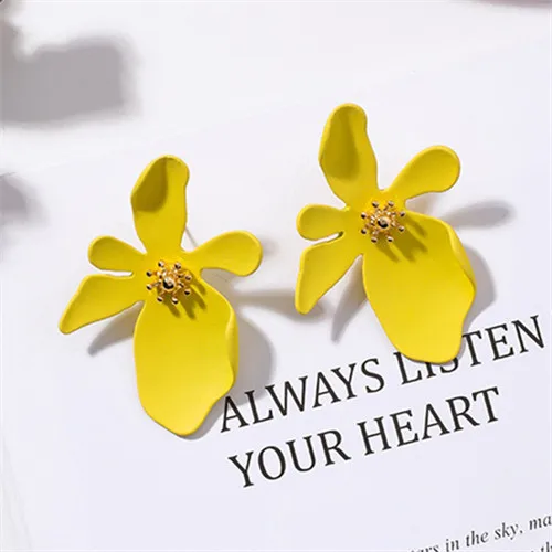 stud earrings Модные белые цветы серьги гиперболы темперамент жемчуг Цветы Серьги гвоздики для женщин ювелирные изделия аксессуары серьги - Окраска металла: stud earrings