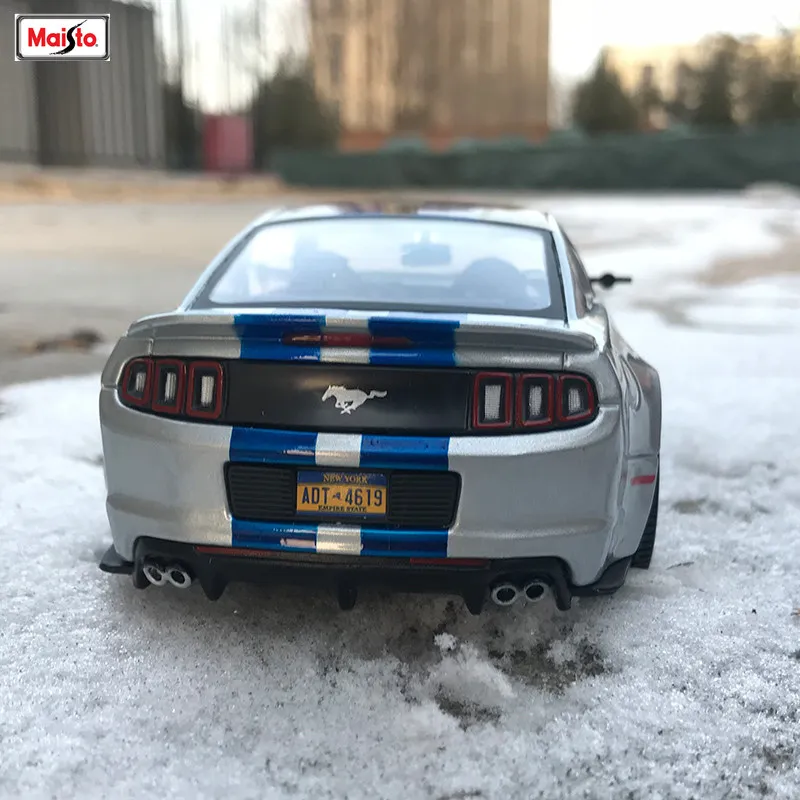 Maisto 1:24 2010 Ford Mustang Roadster имитация сплава Модель автомобиля Моделирование Украшение автомобиля коллекция Подарочная игрушка