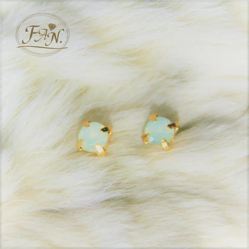 

Classic Daily Office Style Golden Color Metal 4 Claws Creamy Crystal Fashion Mini 4cm Stud Earrings Hot Sale for Girls & Women
