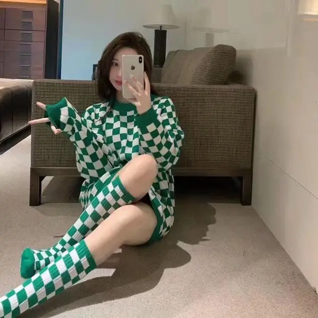 

[popular socks in stock] lazy WindNet red checkerboard sweater loose long sleeve sweater