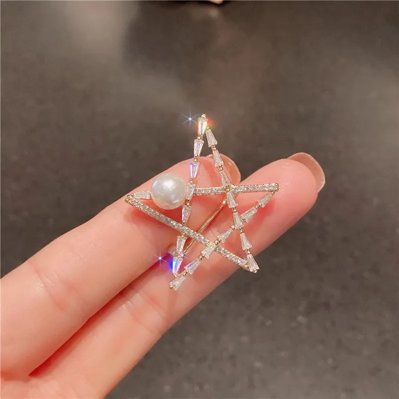 

Small fresh five pointed star Pearl hollow pin Zircon simple imitation walking light pin