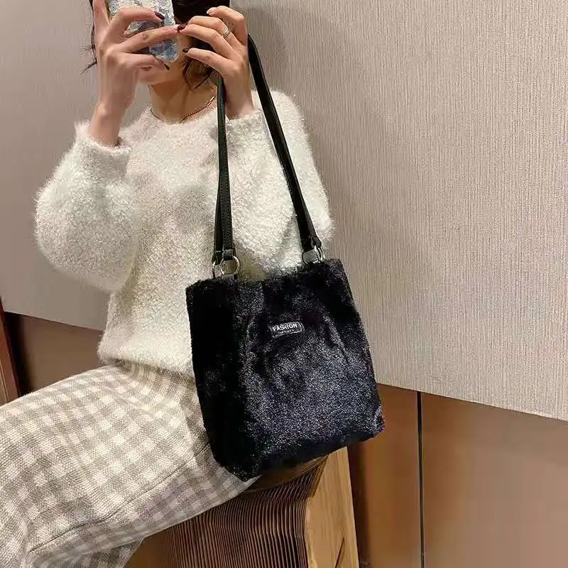 

Winter new large capacity handbag plush shoulder bag armpit bag women's bag fashion simple go with everything