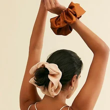 Scrunchies para el pelo con manchas de gran tamaño para mujer, gomas elásticas de seda para el pelo, diademas de satén para niña, coletero con lazo de agarre para Donut (1)