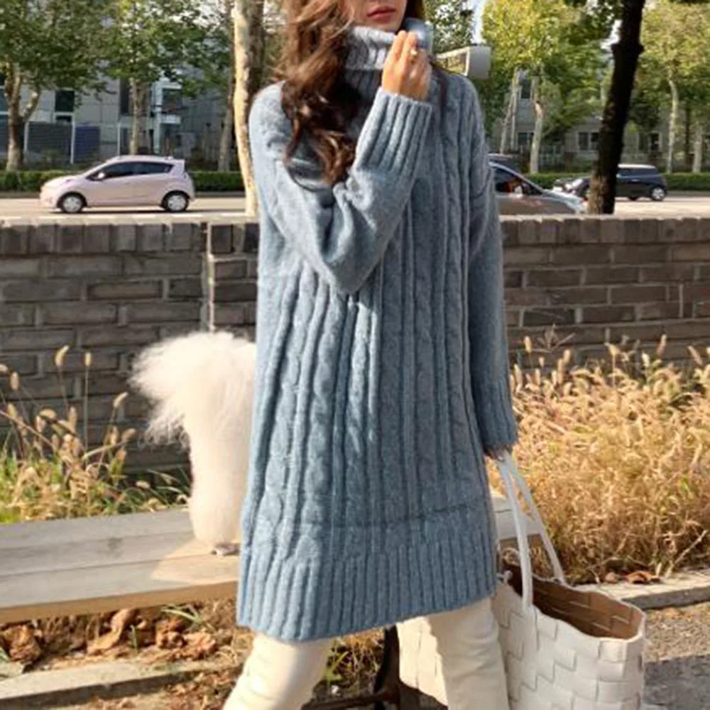 Женское вязаное платье-свитер с высоким воротом однотонное бежевое теплое