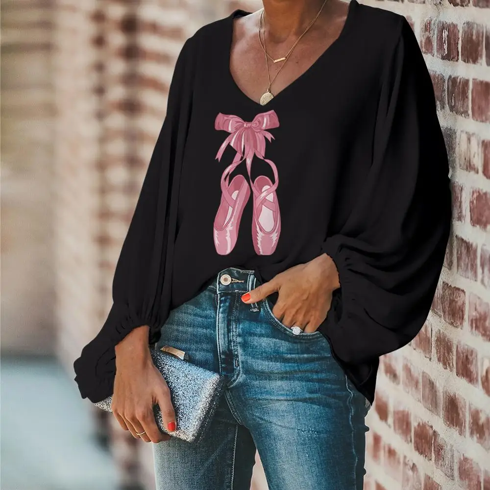 

Женская блузка свободного покроя с V-образным вырезом