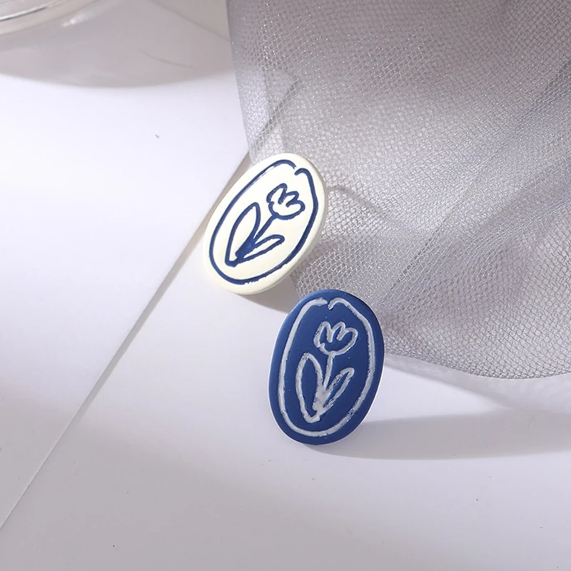 Модные дизайнерские серьги-гвоздики с белыми и синими цветами Милые простые