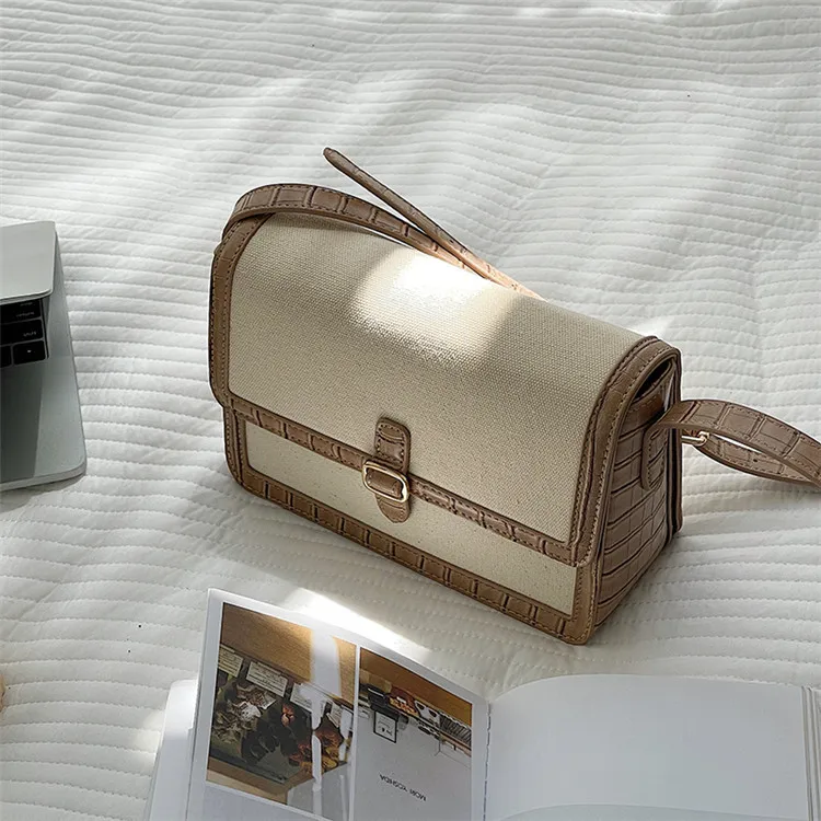 Сумка-мессенджер на плечо с регулируемым ремешком контрастных цветов