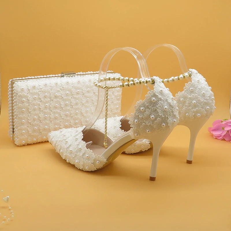 Белые свадебные туфли на высоком каблуке с цветочным кружевом и сумочка в