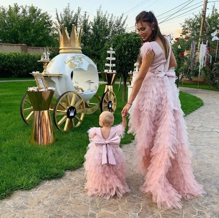 Pink Tiered Mother Daughter Dresses Gowns Pink Feather Sleeve Mom Kid Photography Dresses Celebration Birthday Dresses Custom
