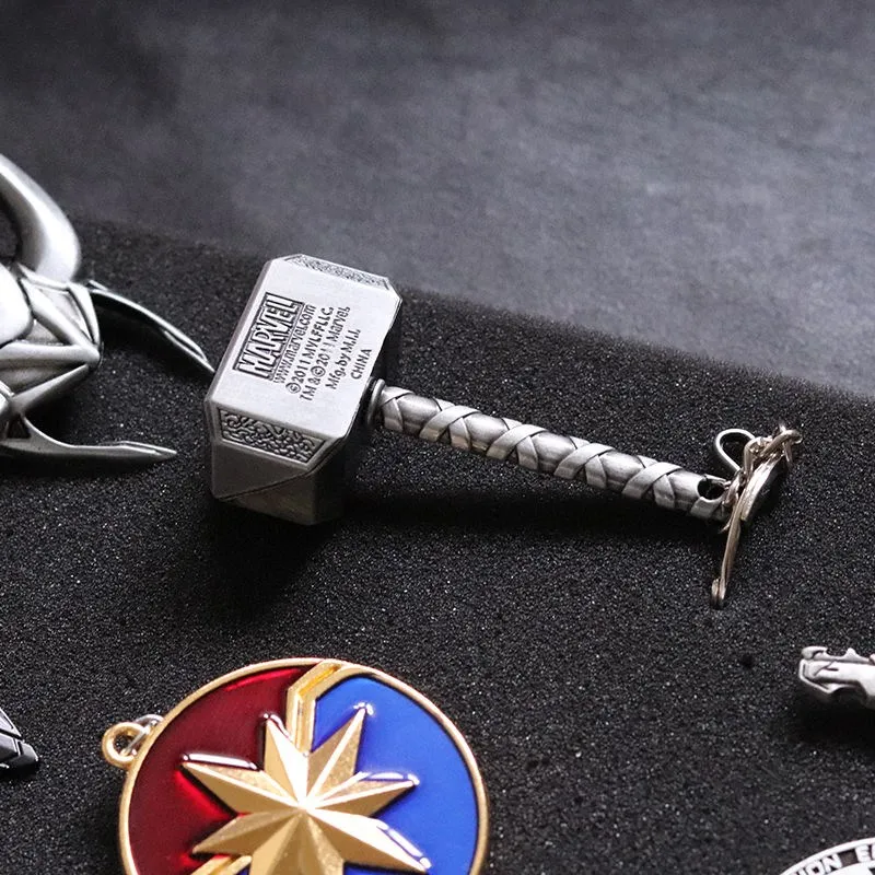 

Avengers Superhero Souvenir Set Keychain Super Value Small Gift Collection Alloy Keychain Pendants Cosplay Prop Set+Gift Box